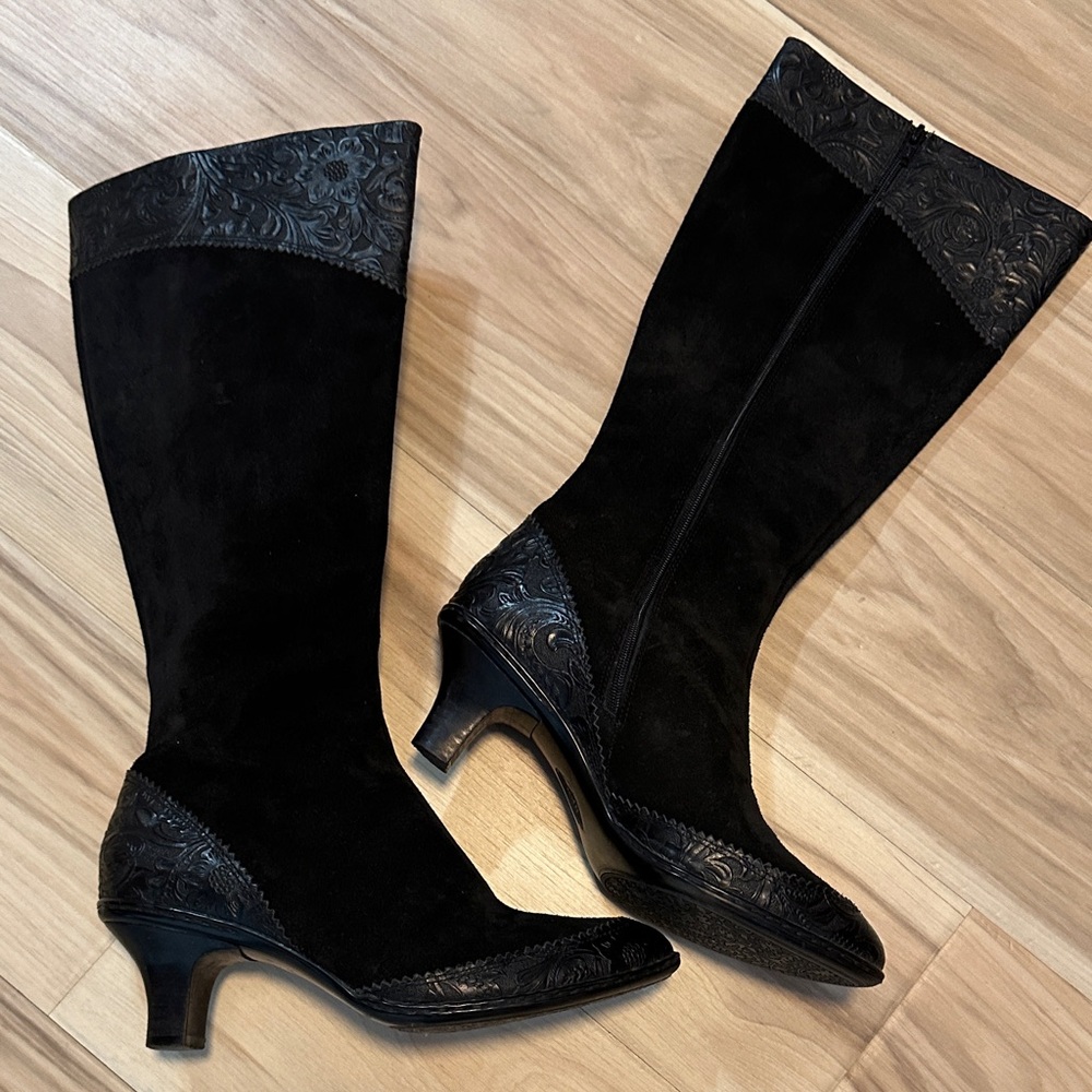 Sofft Bastia Gothic Western Black Heeled Embossed Suede Leather Boots 8 - Picture 2 of 13
